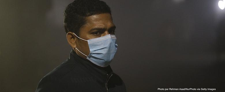 Homme portant un masque à cause de la pollution