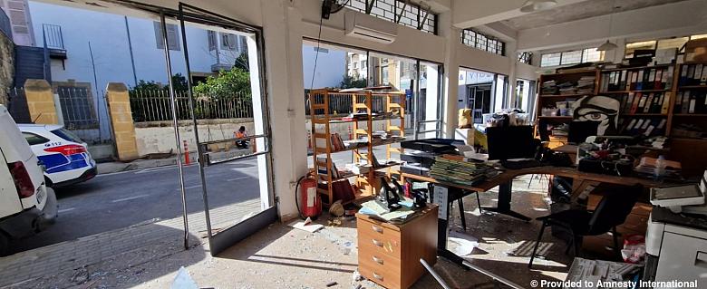 Image des locaux de l'ONG antiraciste KISA suite à l'attaque à la bombe