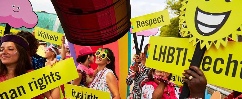 manifestants heureux pour les droits humains