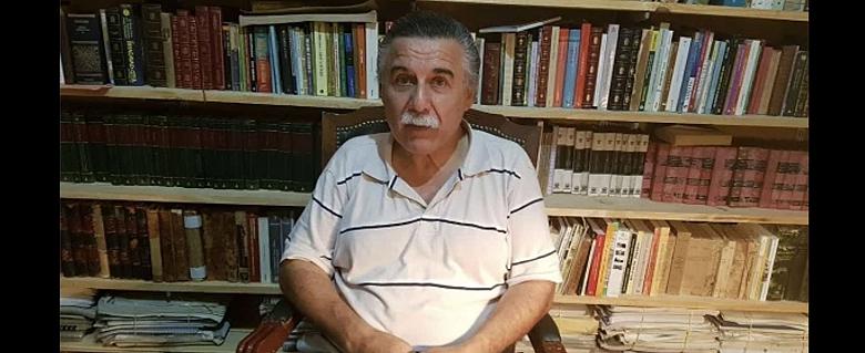 Le défenseur des droits humains argentin dans son bureau avec derrière-lui tous ses livres
