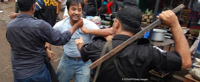 Un bataillon d'action rapide des forces d'élite bangladaises se heurte à un travailleur du vêtement lors d'une manifestation à Dhaka le 29 2010. Des centaines de travailleurs du vêtement ont exigé une augmentation de leurs salaires.